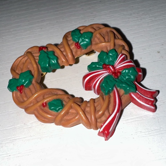 Vintage Heart Shaped Christmas Wreath Brooch - Picture 4 of 6